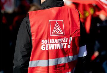 Ein Teilnehmer einer Kundgebung der IG Metall