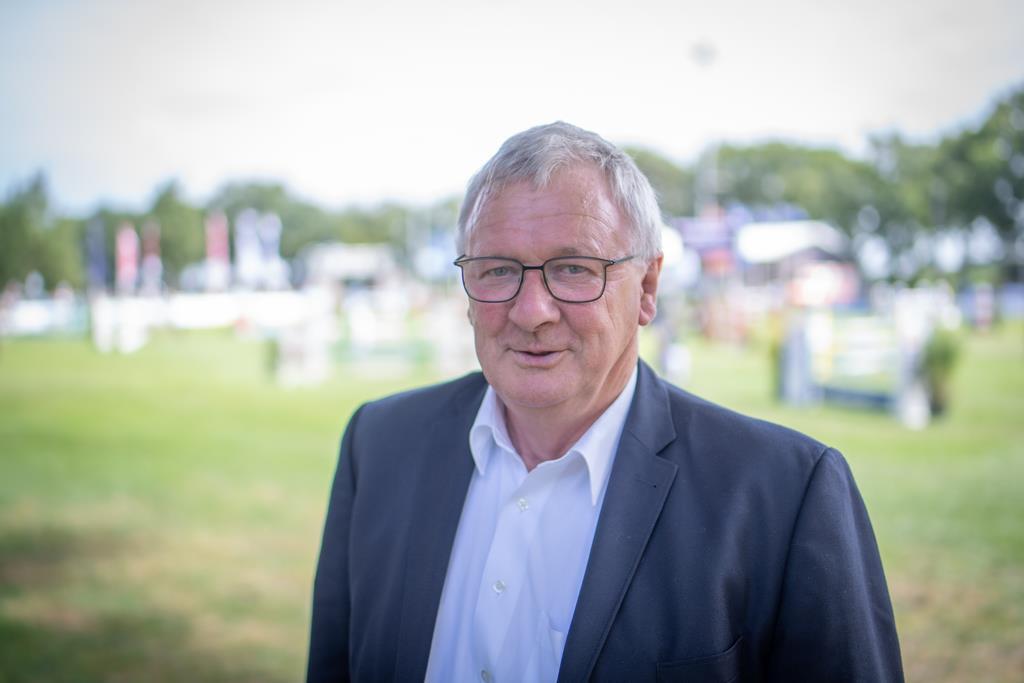 Im Bild: Tierarzt Dr. Hans-Jürgen Tienken. 