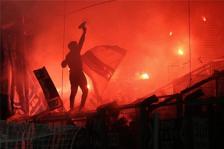 Im Block der HSV-Fans brennt bei einem Auswärtsspiel Pyrotechnik.