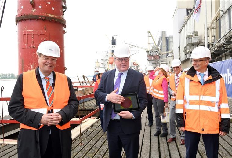 Braker Hafen fit für die Zukunft Im Braker Hafen wird der Großschiffsliegeplatz erneuert.