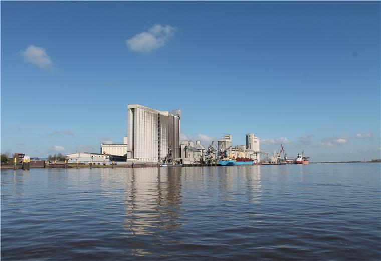 Im Braker Hafen wird viel Energie gebraucht. Das Projekt Dashport untersucht, wie Energie effektiv eingesetzt und wie so Kosten gespart werden können. Foto: Hofrichter