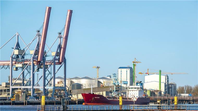Bergung von Havaristen im Braker Hafen dauert an Im Braker Seehafen kam es zu einem Schiffsunfall. (Archivbild)