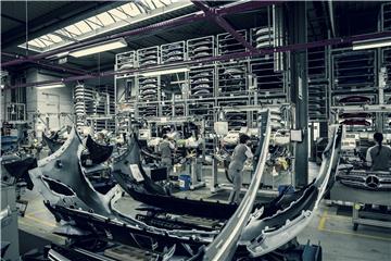 Im Braker Werk werden vor allem Stoßfänger und andere Autoteile für Hersteller wie Daimler-Benz hergestellt. Archivfoto: Rehau