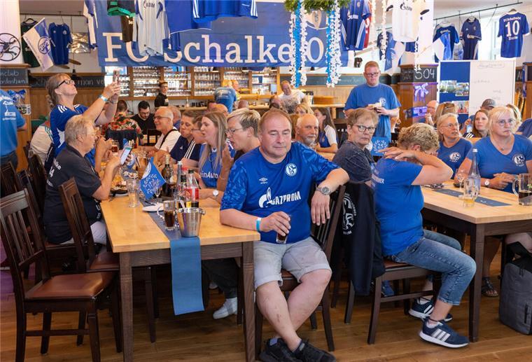Schalke-Fans feiern in Nordenham einen besonderen Geburtstag Im Brauhaus in Abbehausen dominierten die Farben Weiß und Blau. So sieht es aus, wenn Schalke-Fans feiern.
