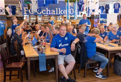 Im Brauhaus in Abbehausen dominierten die Farben Weiß und Blau. So sieht es aus, wenn Schalke-Fans feiern.