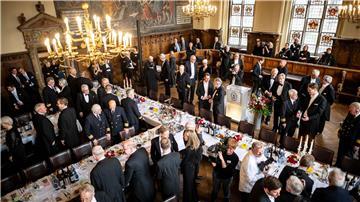 Im Bremer Rathaus haben sich rund 300 Menschen zur traditionsreichen Schaffermahlzeit getroffen. Darunter war als Ehrengast Nordrhein-Westfalens Ministerpräsident Hendrik Wüst (CDU). 