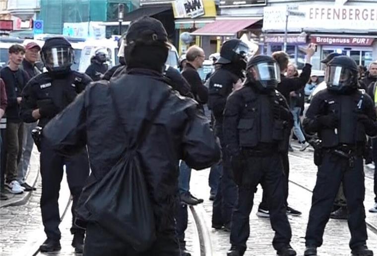 Ausschreitungen in Bremen: Acht Polizeibeamte durch Tritte verletzt Die Polizei steht Vermummten gegenüber