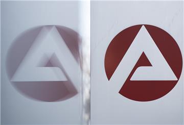 Logo der Agentur für Arbeit spiegelt sich in einer Scheibe