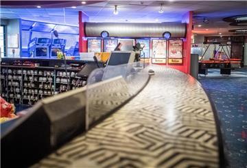 Ein Raum mit vielen Spielautomaten.