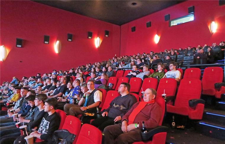 Auch Bremerhaven ist vom Super-Bowl-Fieber infiziert Im Bremerhavener Cinemotion-Kino fiebern die Football-Fans bei der Super-Bowl-Übertragung mit.