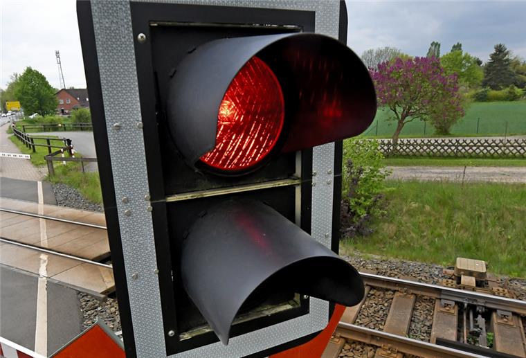 Im Bremerhavener Überseehafen hat ein Autofahrer ein Rotlicht am Bahnübergang übersehen.