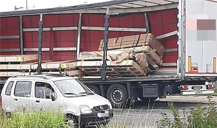 Überseehafen: Lkw-Ladung verrutscht - Straße wird gesperrt Im Bremerhavener Überseehafen ist bei einem Auto die Ladung verrutscht.