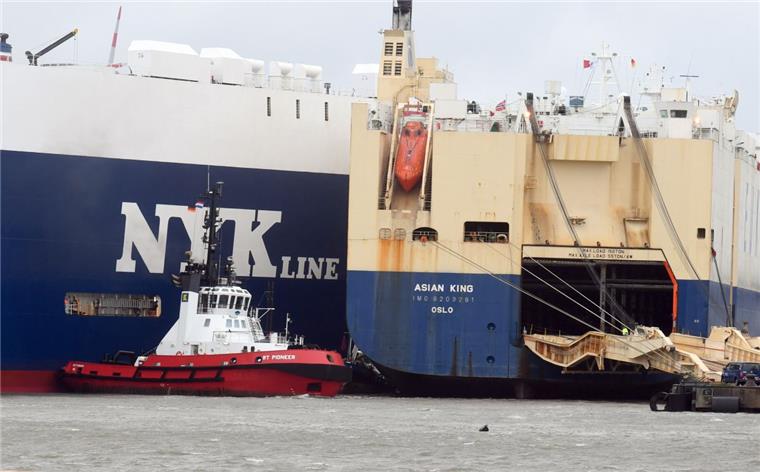 Im Bremerhavener Überseehafen sind durch den Sturm zwei Schiffe kollidiert. 