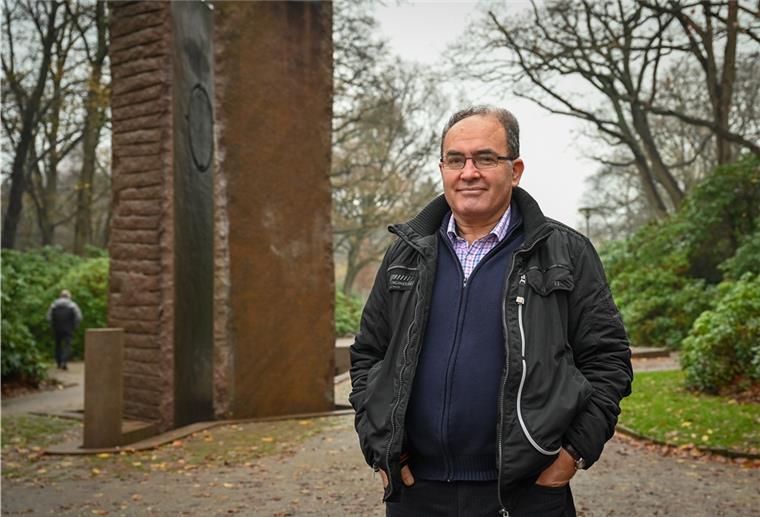 Im Bürgerpark gefällt es Khalil Koto besonders gut. Die Blumen, die dort im Frühling und Sommer blühen, erinnern ihn an seine Heimat Nordsyrien.