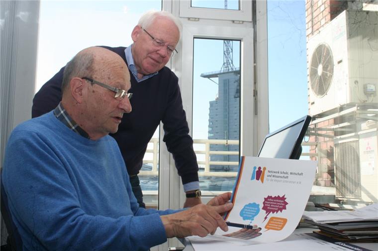 Berufliche Starthilfe: Bremerhavener Netzwerk wird zehn Jahre alt Im Büro des Netzwerks mit Blick auf das Hotel Sail City kümmern sich Horst Lüdtke (links) und Claus Brüggemann um die Projekte des Vereins.
