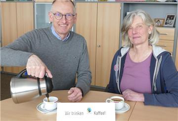 Detlef Wellbrock schenkt fairen Kaffee ein