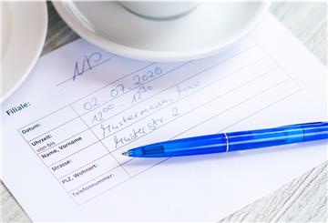 Im Café und in Restaurants müssen Gäste ihre Kontaktdaten hinterlassen. Die Polizei in Bremen und Niedersachsen darf diese Daten auch nutzen.