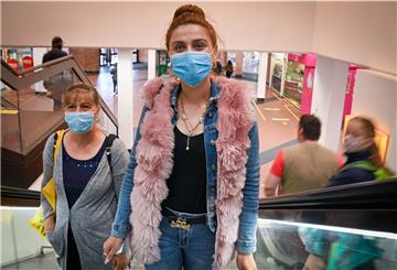 Im Columbus-Center in Bremerhaven gilt nicht nur in den Geschäften, sondern auch auf den Gängen die Maskenpflicht. Desislava Bzhaleva (re.) und Galadina Bzhaleva halten sich an die Regeln.