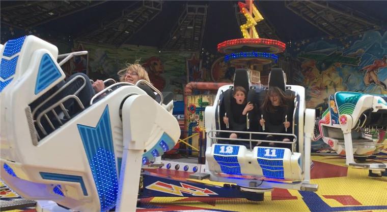 Startschuss beim Frühjahrsmarkt in Bremerhaven Im Commander wird man auf dem Frühjahrsmarkt kräftig durchgeschüttelt.