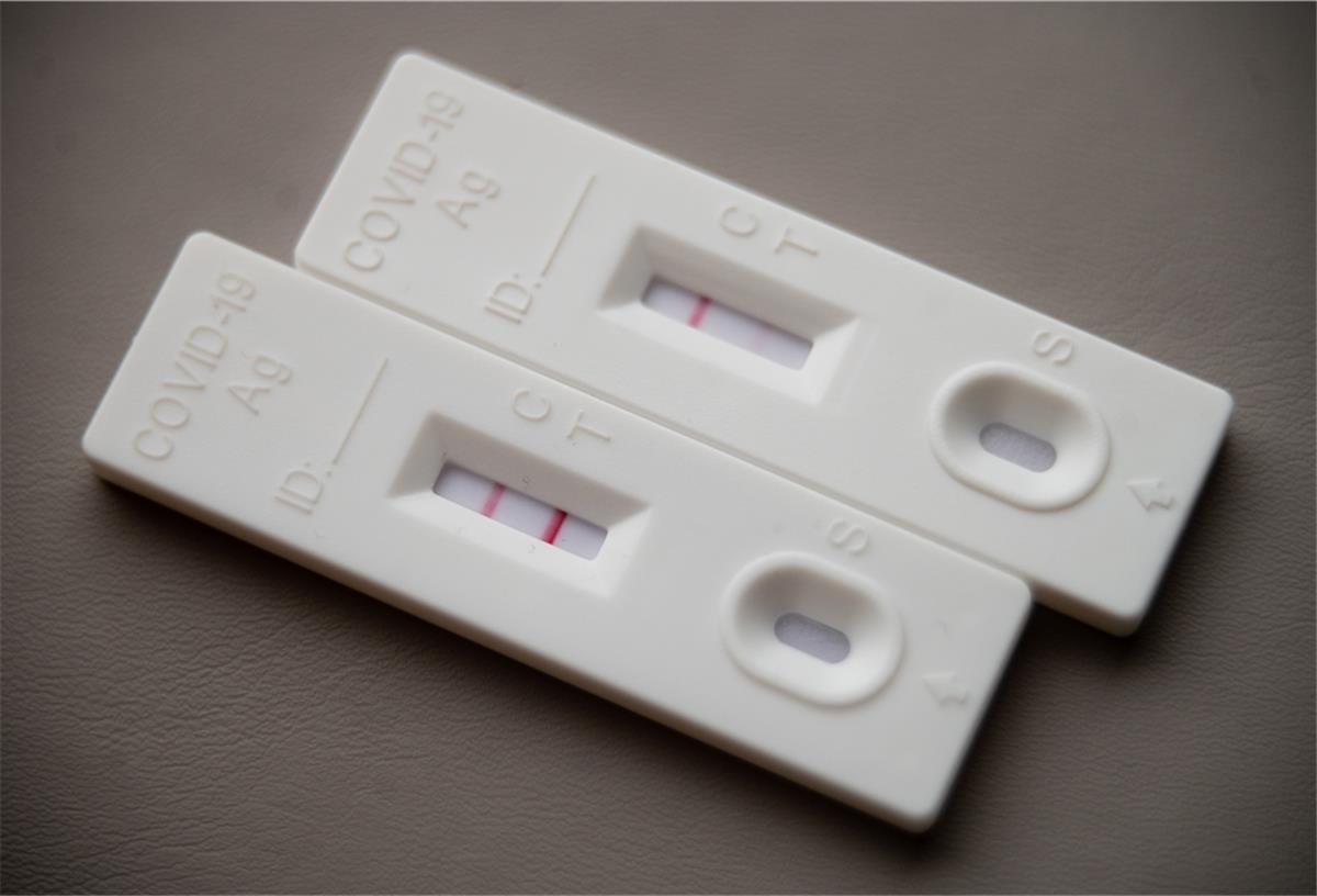 Cuxland: Sieben-Tage-Inzidenz erstmals über 1000 Ein positiver Corona-Schnelltest (l) liegt auf einem Tisch neben einem Corona-Schnelltest, der schwach eine positive Linie hat.