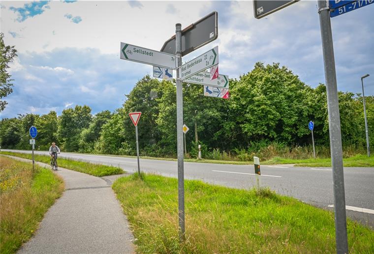 Wenn sich Radfahrer und Autos zu nahe kommen Im Cuxland gibt es laut dem Fahrrad-Club Cuxhaven nicht genug Fahrradwege. Im Bild: Die Verkehrskreuzung Brameler Straße zwischen Bramel und Schiffdorf.