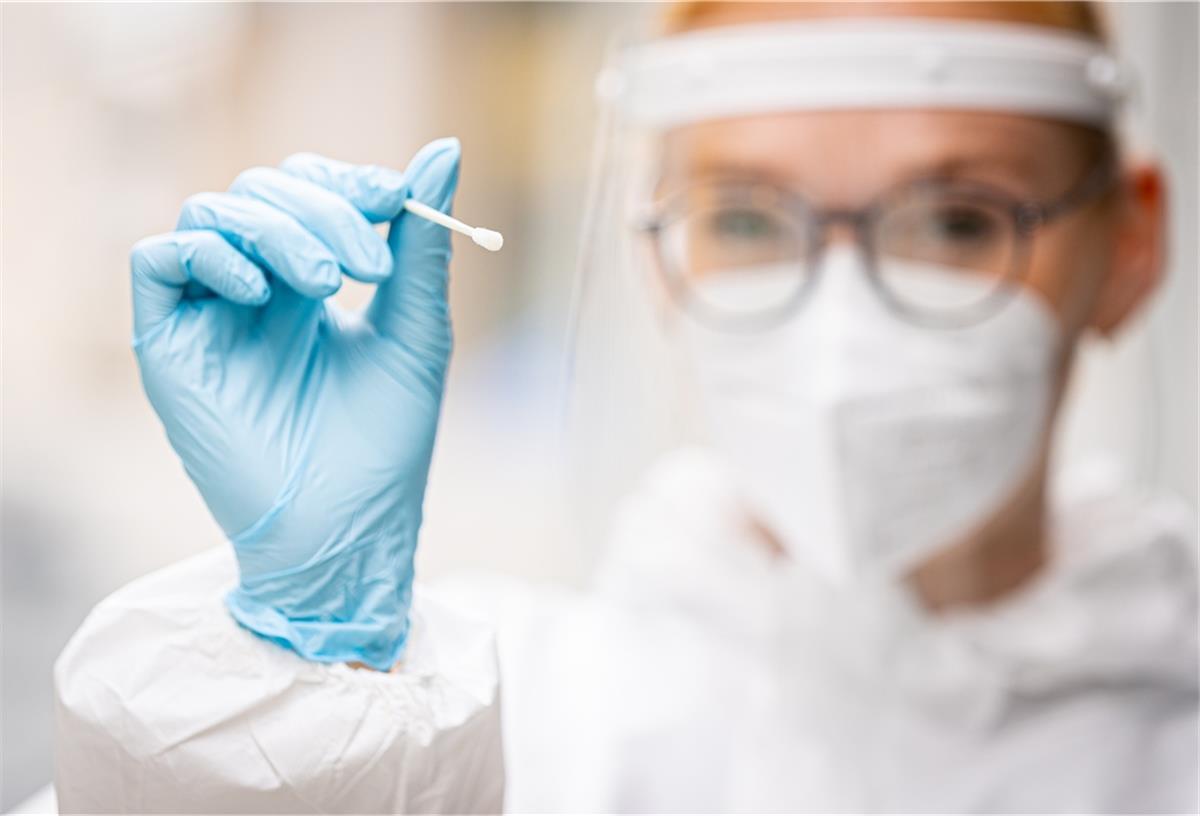 Eine Mitarbeiterin des Testzentrums am Platz der Weltausstellung hält einen Teststab für einen Schnelltest auf das Coronavirus in ihren Händen (gestellte Szene).