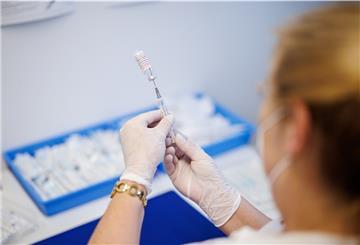 Eine Krankenschwester zieht den Impfstoff Nuvaxovid vom Hersteller Novavax auf eine Spritze auf