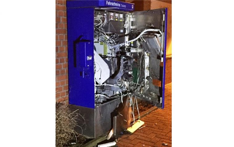 Im Cuxland wurde dieser Automat gesprengt. Jetzt stand die Bande, die dahinter stecken soll, vor Gericht.