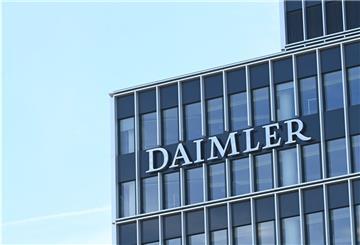 An einem Gebäude der Firmenzentrale des Stuttgarter Automobilherstellers Daimler ist ein Daimler Firmenlogo angebracht. 