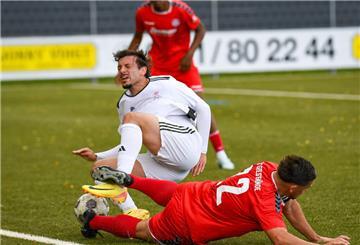 Im Derby geht es stets auch rustikal zu: Jannis Leu vom ESC foult Ricardo Marafona da Costa.