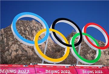 Im Zielbereich der Ski-alpin-Strecke im Nationalen Ski-Alpin-Zentrum sind die olympischen Ringe angebracht. 
