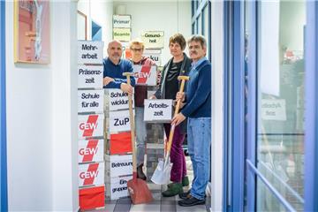 Im Dezember 2013 überreichten die Gewerkschafter zusammen mit Lehrern, Eltern und Schülern Schippen an den damaligen Regierungschef Jens Böhrnsen, der eine „Schippe drauf“ bei der Bildung versprochen hatte. Jetzt geht Bernd Winkelmann (rechts) in den Ruhestand. Elke Suhr (Zweite von rechts) folgt ihm als GEW-Landesvorstandssprecherin. Als Stadtverbandssprecher kandidieren erneut Peer Jaschinski und Inga von Hagen. Foto: Hartmann
