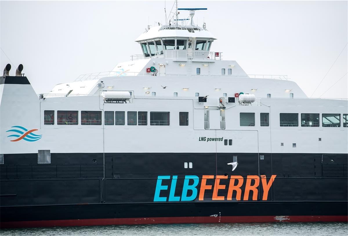 Cuxhaven und Brunsbüttel kämpfen weiter für Elbfähre Die Elbfähre von Cuxhaven nach Brunsbüttel fährt auf der Elbe.