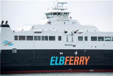 Die Elbfähre von Cuxhaven nach Brunsbüttel fährt auf der Elbe.