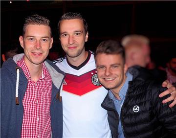 Im DFB-Trikot feiert es sich noch mal so gut nach dem Sieg von &quot;Jogis-Jungs...