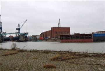Im Dock V wird zurzeit der Schwerlastponton „Offshore BHV 1“ auseinander geschnitten. Die 25-Meter-Verlängerung (rechts im Bild) liegt im Kaiserhafen I bereits in Warteposition.