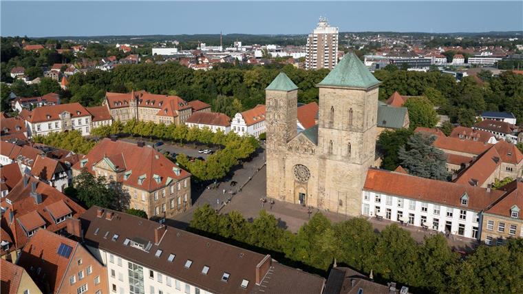 Im Dom von Osnabrück feierten rund 1.000 Gäste den Gottesdienst zur Amtseinführung von Bischof Dominicus.