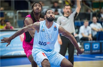 Im dritten Versuch in dieser Saison holten die Eisbären endlich einen Sieg gegen Bonn. Dabei gewann Keith Benson das Center-Duell gegen Charles Jackson. 
