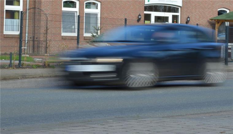 Im eigenen Interesse und aus Rücksicht auf andere Verkehrsteilnehmer sollten Autofahrer das Tempolimit einhalten. Für Unbelehrbare gibt's Kontrollen wie die des Landkreises Rotenburg. 