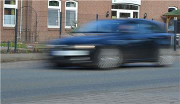 Im eigenen Interesse und aus Rücksicht auf andere Verkehrsteilnehmer sollten Autofahrer das Tempolimit einhalten. Für Unbelehrbare gibt's Kontrollen wie die des Landkreises Rotenburg. 