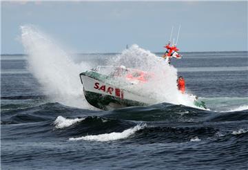 Im Einsatz für eine Schwimmerin in der Grimmershörnbucht: das Tochterboot "Flinthörn" des Seenotrettungskreuzers "Hannes Glogner" der Deutschen Gesellschaft zur Rettung Schiffbrüchiger (DGzRS).