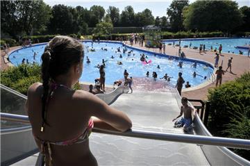 Im einzigen Freibad Bremerhavens steppt an heißen Tagen der Bär. Doch möglicherweise droht dem Freibad Grünhöfe die Schließung.