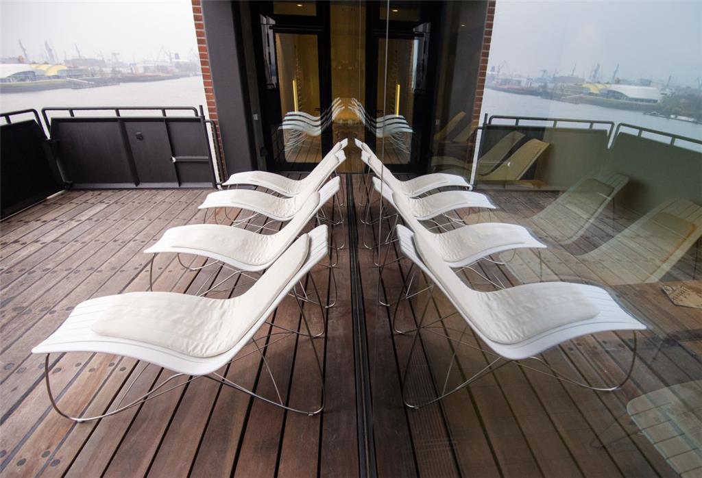 Im Elbspa-Bereich der Sauna des Westin Hotels stehen für die Gäste Liegestühle bereit.
