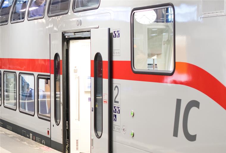 Emden: Intercity kollidiert mit Lastwagen Im Emden ist ein Intercity mit einem Laster zusammengekracht.