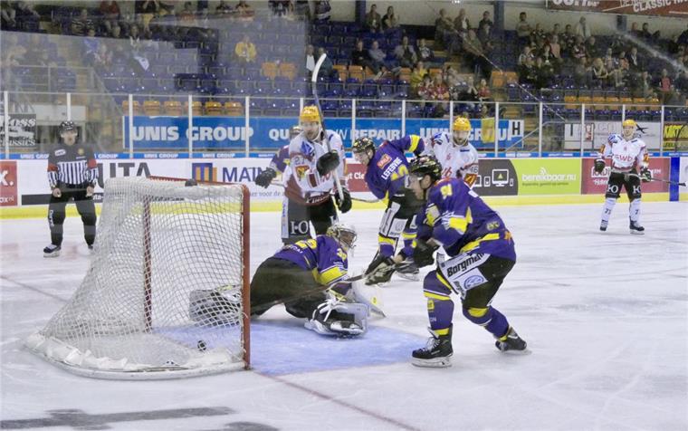 Im ersten Drittel des Finales in Heerenveen gelangen den Fischtown Pinguins gegen die Krefeld Pinguins gleich drei Treffer. 