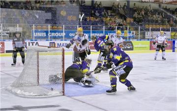 Im ersten Drittel des Finales in Heerenveen gelangen den Fischtown Pinguins gegen die Krefeld Pinguins gleich drei Treffer. 
