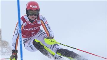 Im ersten Lauf hatte Lena Dürr noch die richtige Startnummer am Leib.