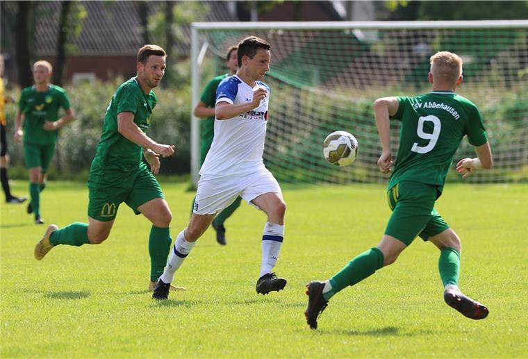 TSV Abbehausen will Überraschungs-Team stoppen Im ersten Saisonspiel der Bezirksliga erreichten die Abbehauser (grüne Trikots) ein 2:2 gegen den vermeintlichen Aufstiegskandidaten FC Rastede.