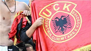 Im Fanblock der Albaner tauchten Flaggen der UCK, einer ultranationalistischen Miliz, auf.