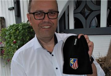 Im Fanshop des FC Geestland ist die schwarze Wollmütze mit dem bestickten Logo des Vereins der meistverkaufte Artikel.